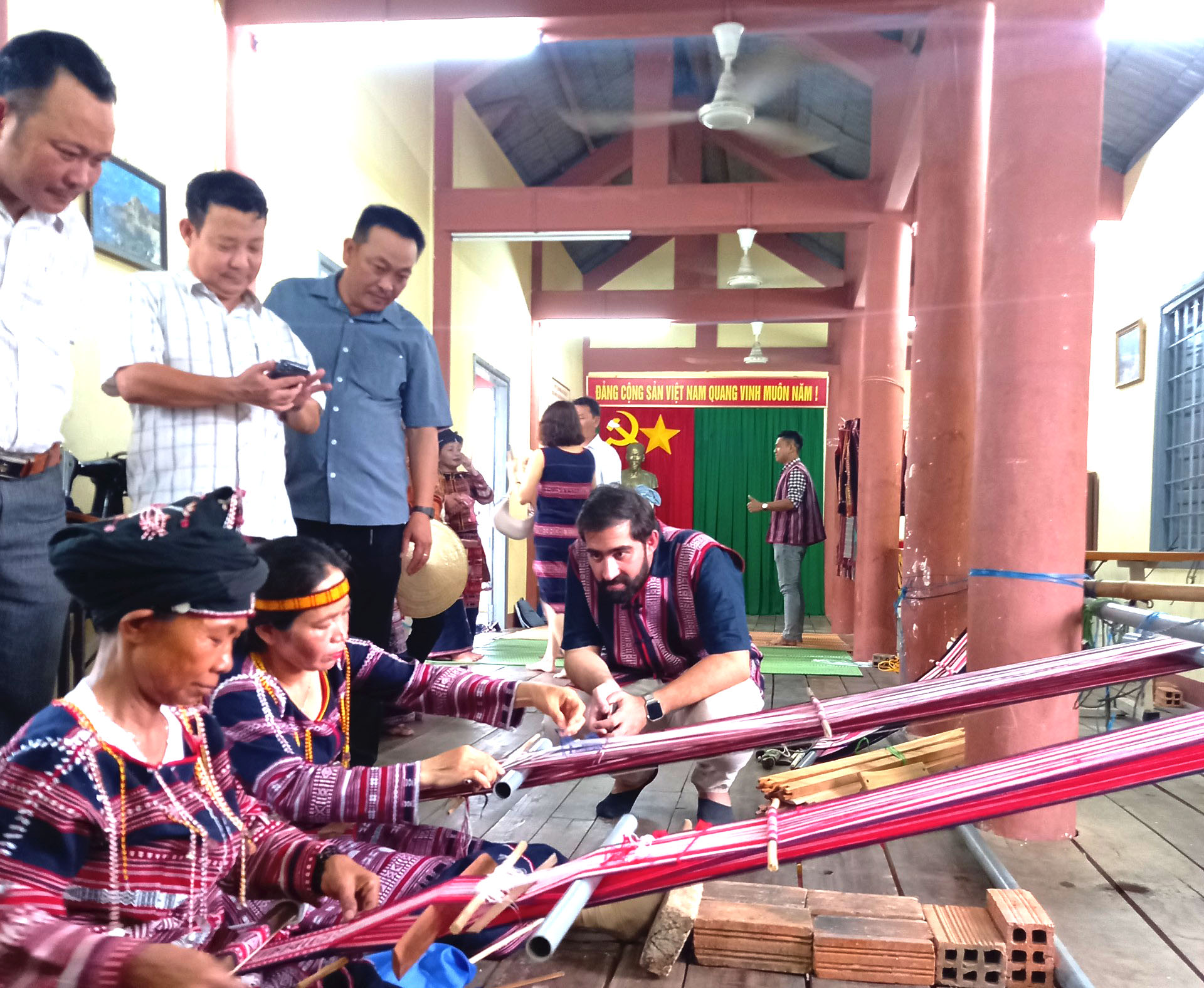 Working with brocade weaving group in Xuan Lanh commune 
